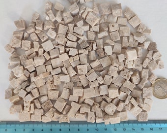 Beige: Marmormosaikfliesen, 200 g (7 oz) kleine natürliche weiße Marmorfliesen, durchschnittliche Größe 1 cm x 0,5 cm, handgeschnitten.