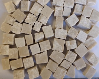 Biancone 1 cm x 1 cm x 1 cm: cremefarbene Marmormosaikfliesen, 200 g. Handgeschnitten, hergestellt in Italien.