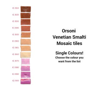 Op de afbeelding: Een kleurenkaart van Orsoni Venetian Smalti mozaïektegels. De kaart toont een verticale rij rechthoekige tegels in verschillende kleuren, variërend van bruin tot roze. De tekst luidt: "Orsoni Venetian Smalti Mosaic tiles. Single Colours! Kies de kleur die je wilt uit de lijst."