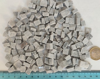 Grau: Marmormosaikfliesen, 200 g (7 oz) kleine Naturmarmorfliesen, durchschnittliche Größe 1 cm x 0,5 cm, handgeschnitten.