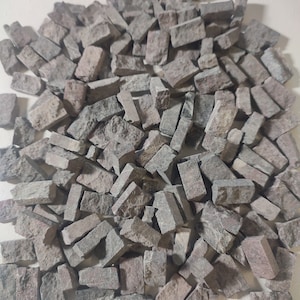 Azulejos de mosaico de mármol italiano Rosso Levanto (rojo oscuro/negro) cortados a mano. 1 cm x 2 cm, 0,5 cm de grosor. 450 g. Aproximadamente 120 piezas.