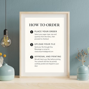 Może przedstawiać: Oprawiony wydruk z tekstem "HOW TO ORDER" i ponumerowanymi krokami składania zam&oacute;wienia, przesyłania pliku i zatwierdzania do druku. Wydruk jest w jasnej drewnianej ramie, wyświetlany na białej powierzchni.
