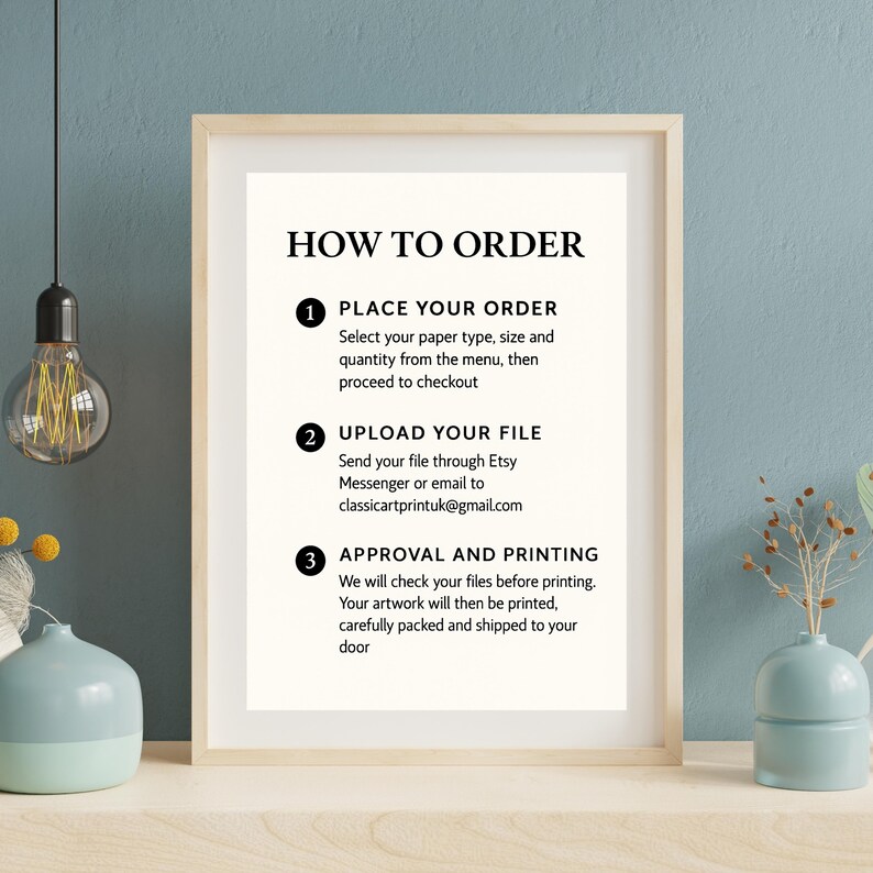 Może przedstawiać: Oprawiony wydruk z tekstem "HOW TO ORDER" i ponumerowanymi krokami składania zam&oacute;wienia, przesyłania pliku i zatwierdzania do druku. Wydruk jest w jasnej drewnianej ramie, wyświetlany na białej powierzchni.