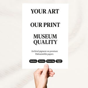 Może przedstawiać: Biały prostokątny wydruk trzymany w dłoni, z tekstem "YOUR ART, OUR PRINT, MUSEUM QUALITY". Poniżej napis "Archival pigment on premium Hahnem&uuml;hle papers". Na dole znajdują się cztery okrągłe etykiety: Bamboo, Torchon, Photo Rag i FineArt Pearl.