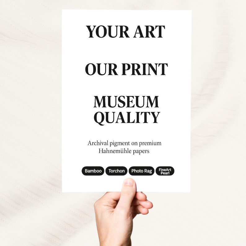 Może przedstawiać: Biały prostokątny wydruk trzymany w dłoni, z tekstem "YOUR ART, OUR PRINT, MUSEUM QUALITY". Poniżej napis "Archival pigment on premium Hahnem&uuml;hle papers". Na dole znajdują się cztery okrągłe etykiety: Bamboo, Torchon, Photo Rag i FineArt Pearl.