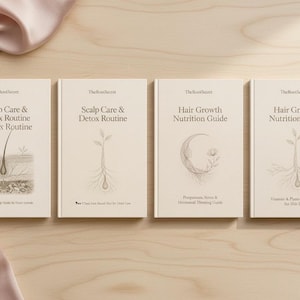 Op de afbeelding: Vier boeken met crèmekleurige covers liggen op een licht houten oppervlak. De boeken heten "Scalp Care & Detox Routine" en "Hair Growth Nutrition Guide". Een takje gedroogde bloemen en een gevouwen roze stof met een witte bloem zijn op de achtergrond.