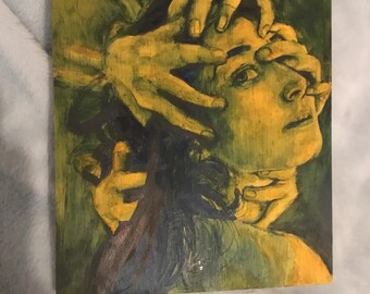 Puede incluir: Una pintura al óleo representa un rostro y manos en tonos amarillos, verdes y azules. Varias manos parecen tocar el rostro y la cabeza de la persona, creando una sensación de presión o encierro. La obra de arte tiene una apariencia texturizada.