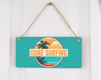 Cartello in compensato da appendere a colori Gone Surfing: vivace decorazione per la casa sulla spiaggia e idee da surfista