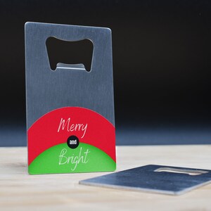 Merry and Bright – Feestelijke roestvrijstalen flesopener – Kerstidee voor familie en vrienden (boop-ds23-merrybright)
