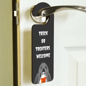Trick or Treaters Welcome – Spooky Plywood Door Handle Hanger – Halloween Room Sign (doorh-ha23-trickor)