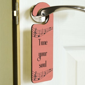 Tune Your Soul - Colgador de manija de puerta de madera contrachapada con temática musical (doorh-ds23-tunesoul)