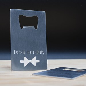 Bestman Duty - Ouvre-bouteille en acier inoxydable de la taille d'une carte de crédit - Cadeau de mariage parfait pour un homme d'honneur (boop-ha23-beduty)
