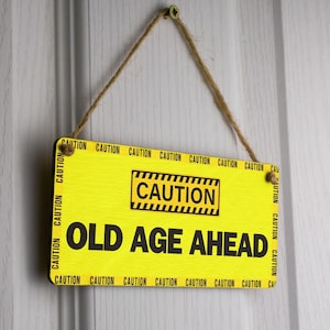 Verjaardagscadeau grappig waarschuwingsbord - Old Age Again muurdecoratie (smlsgn-ds23-oldageaheadrg)