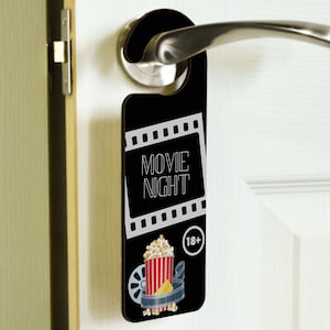 Filmkväll – Dörrhandtagshängare i plywood med filmtema – Perfekt för dejtkväll (doorh-ds23-movienight)