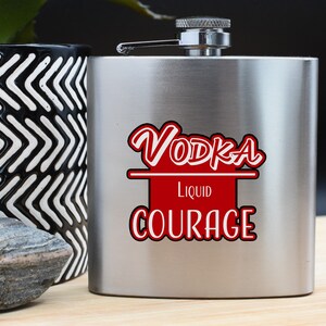 Flachmann aus Edelstahl – Vollfarbiger Liquid Courage Wodka-Flachmann – Reise- und Barzubehör – Ideen für Männer, Väter und Partygänger
