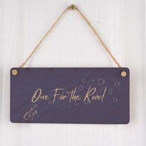One for the Road – Uniek hangend kamerbord van multiplex voor thuis (smlsgn-ds23-oneforthe)