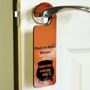 Goules et gobelins bienvenus ! Bonbons toujours disponibles ici ! - Suspension Halloween pour poignée de porte en contreplaqué (doorh-ha23-candyhere)