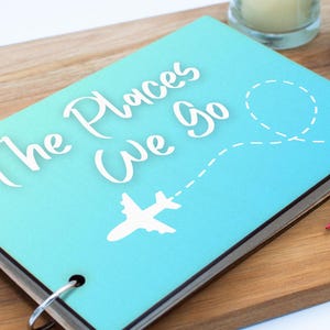 Wanderlust Adventures : A Travel Memoir avec 25 pages recyclées et couverture en bois (scrap-ha23-placesrg)