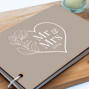 Album regalo personalizzato Mr and Mrs per anniversario 2024, copertina in legno, carta riciclata, design a colori con design al centro del cuore d’amore,