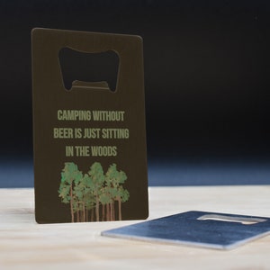 Não acampar sem cerveja é apenas sentar na floresta – abridor de garrafas de aço inoxidável – perfeito para campistas (boop-ha23-campoutbeer)