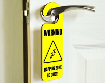 Warning Napping Zone Be Quiet – Neuartiger Türgriffaufhänger aus Sperrholz – Gelbes „Caution Design“-Raumschild (doorh-ha23-napping)