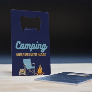 Acampar onde a cerveja encontra a natureza: abridor de garrafas engraçado de aço inoxidável - cabe na carteira, tamanho do cartão de crédito - colorido