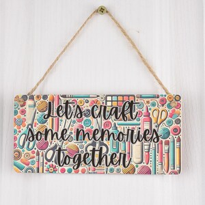 Può includere: Un cartello colorato con un tema artigianale. Dice "Let's craft some memories together".