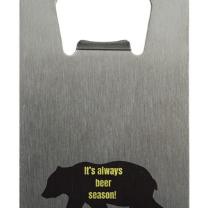 Ouvre-bouteille de bière en acier inoxydable de qualité supérieure - Format portefeuille/carte, inscription « C'est toujours la saison de la bière » - Idée cadeau amusante pour homme