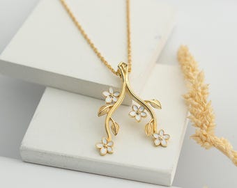 Naszyjnik z zawieszką na pierścionek Wishbone ze srebra próby 925: Wisiorek z kwiatową gałązką