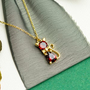 Halsband med kattungehänge i sterlingsilver: Rubinröd accent, första smycket för tjejer
