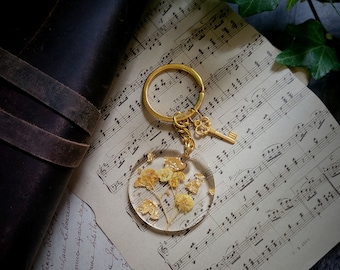 Cottagecore Schlüsselanhänger aus Resin mit Trockenblumen und Blattgold | handgemacht