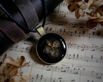 Gothic Halskette mit Anhänger, getrocknete Hydrangea-Blüte | handgemacht