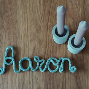 Personalisierter Schriftzug aus Draht und Wolle Türschild Namensschild Geschenk Taufe Geburt Hochzeit Platzkarte Buchstaben Name