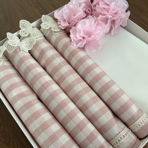 Juego de 4 manteles individuales, servilletas y anillos para servilletas, caja de regalo de lino para mantel de cocina de inauguración de la casa de Navidad, manteles individuales de mesa de comedor de color rosa para casa nueva