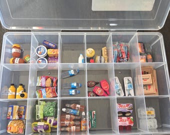 Artículos coleccionables de Mini Brands para llenar la nevera, productos alimenticios variados.