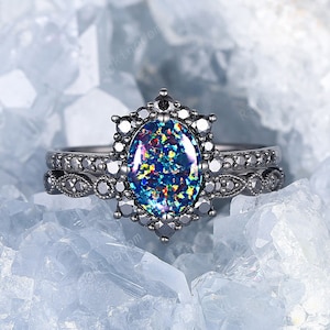 Vintage Schwarz Feuer Opal Verlobungsring Set, Rhodium Schwarz Opal Halo Hochzeit Set, Gothic Schwarz Moissanite Multi Feuer Opal Braut Set Geschenk