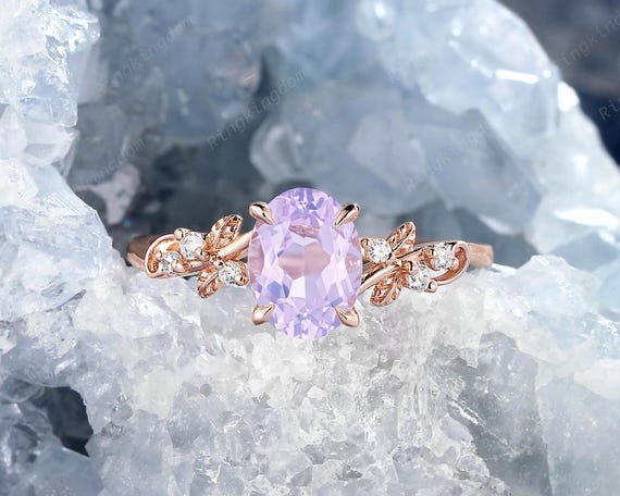 オーバルカットの天然ラベンダーアメジストエンゲージリング、14K