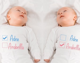 Passendes Outfit für Zwillinge, Namen mit Checkbox-Schlafanzug | Strampler-Set | Body Personalisiertes Zwillings-Geschenkset | Unisex-Zwillingsbaby-Geschenke.