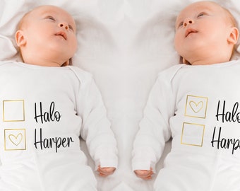 Zwillingsbabys passende Outfit, Namen mit Checkbox Schlafanzug | Strampler | Babystrampler Zwillings-Set | Personalisiertes Twin Set | Unisex Zwilling Baby Geschenke
