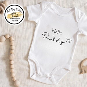Hello Daddy, New dad bodysuit , Promoted to Daddy, Baby Anouncment  Reveal For Husband, Partner, Boyfriend. Dad to be gift idea, Suprise