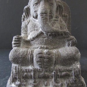 Ganesha de piedra antigua