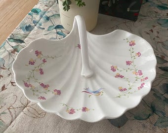 Este é um porta-joias canelado vintage Spode Bouquet F1637.