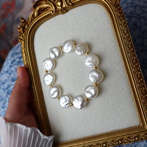 Pulsera plana de perlas, joyería romántica de cuentas blancas, pulsera hecha a mano, joyería elegante para ella.
