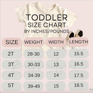 Pode incluir: Camiseta creme para crian&ccedil;as pequenas com tabela de tamanhos. A tabela lista os tamanhos 2T a 5T, com as medidas de peso em libras e dimens&otilde;es em polegadas. O texto "TODDLER SIZE CHART BY INCHES/POUNDS" &eacute; exibido.