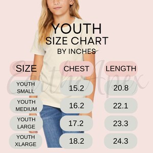 Pode incluir: Tabela de tamanhos juvenil em polegadas, com medidas de peito e comprimento. Tamanhos: pequeno, m&eacute;dio, grande e xlarge. A tabela &eacute; exibida em uma camiseta de cor clara.