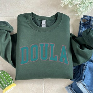 a green sweatshirt with the word doula on it