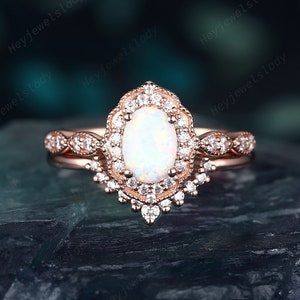 Einzigartige ovale Form weißer Feueropal Braut Set, 14K Rose Gold Silber weißer Opal Hochzeitsset, Vintage Opal Halo Versprechen Verlobungsring Set