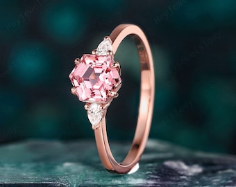 Unik förlovningsring med hexagon i rosa safir, löftesring med persika safir i roséguld, safirring med tre stenar, jubileumspresent till flicka