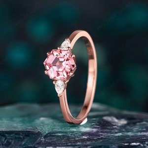 Anel de noivado hexágono exclusivo de safira rosa, anel de promessa de safira pêssego em ouro rosa, anel de safira com três pedras, presente de aniversário para menina