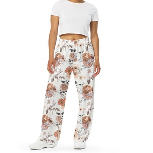 Unisex broek met wijde pijpen met bruine, perzik en witte bloemenprint - All Over Print Design